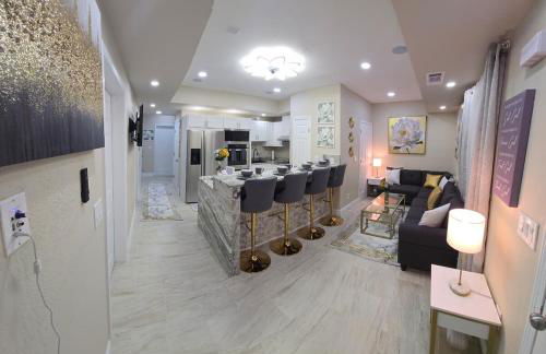 This luxury basement is the perfect getaway - Foto 1