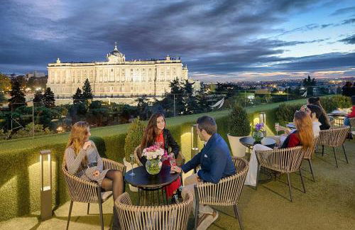 Apartosuites Jardines de Sabatini - Photo 1