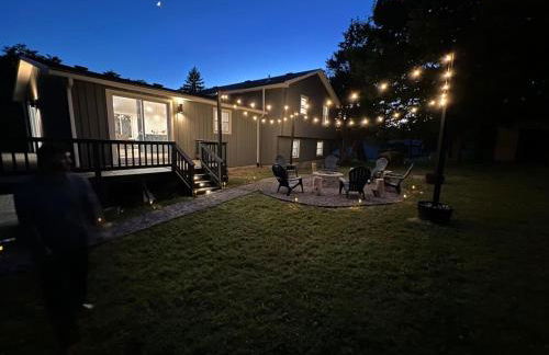 *NEW* Large Backyard ~ Game Room ~ Firepit ~ Lake - Foto 26