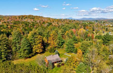 Aspen's Run: 3 br log cabin, wood stove, deck, firepit, window a/c by Stowe Country Homes - Foto 26
