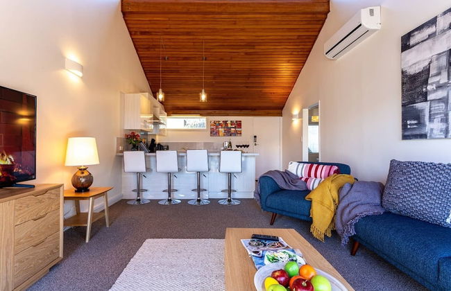 Amazing Lake View Spacious Townhouse with Parking - Photo 16