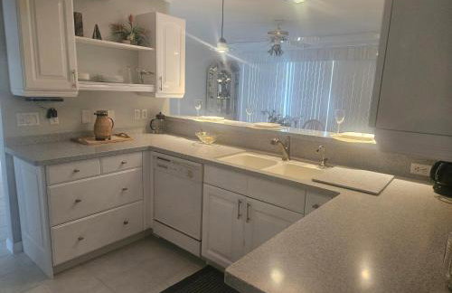 Just a short walk to the beach - Foto 6