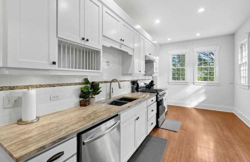 2025 New Build Victorian Gem on UT, 4BR, 2BA Downtown with Free Parking - Foto 11