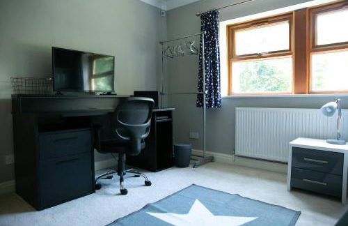 4 Bed House Sleeps 9 - Parking Garden Bbq Wifi - Foto 5