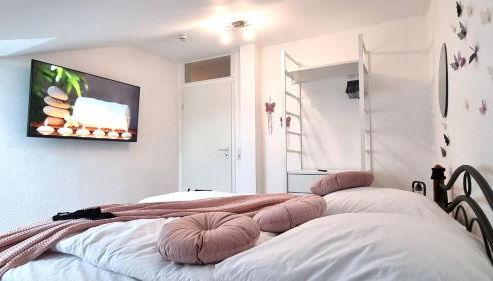 Beauty and Beast 24h-Check-in, 6 Pers, Klima, Massageliege - Foto 3, wardrobe