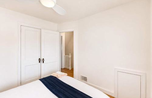 Beautiful 3BR 2BA Colonial House by CozySuites - Foto 13