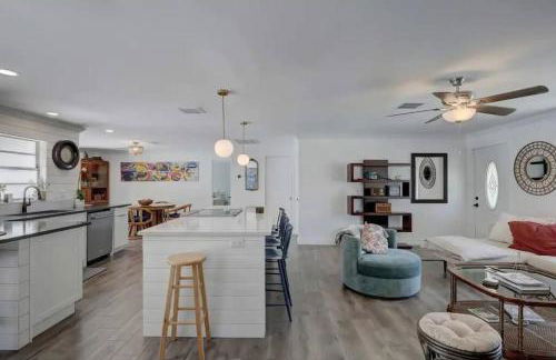 HIDDEN GEM - Family Friendly Pool Home -Welcome - Photo 4