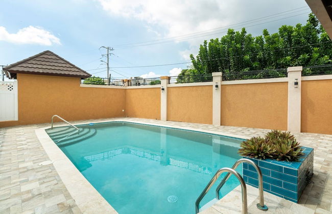 Luxury Living Modern & Contemporary Home With Brand New Pool in Manor Park - Foto 40