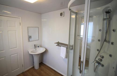 St James House - Charming 3 bed, 2 bathrooms, driveway parking, close to town centre - Photo 26