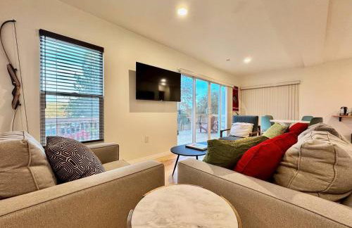 Unique Container, Home 20 Acres, Modern Stay - Photo 15
