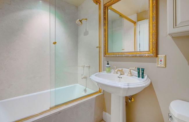 Carolwood - Modern Tuscan Villa With Rolling Lawns and Loggia in Holmby Hills - Photo 42