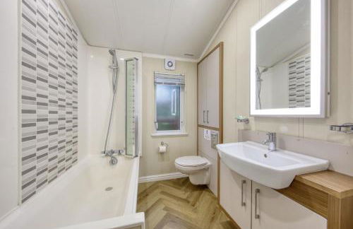 New Forest lodge - 194 NO PETS - Photo 16