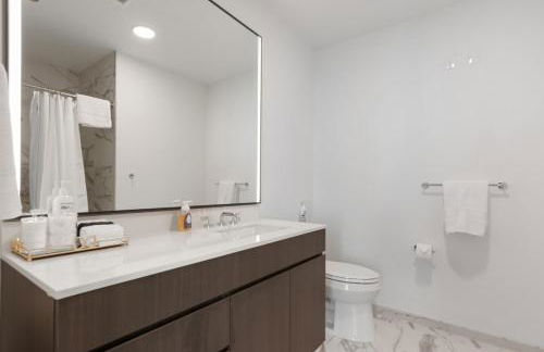 Lux Apts with Lake Views and Top Amenities - Foto 8