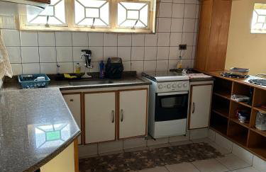 Casa inteira - ótima localização - Foto 13