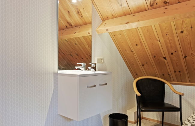 Terrace Apartment With Lush Garden - Photo 3