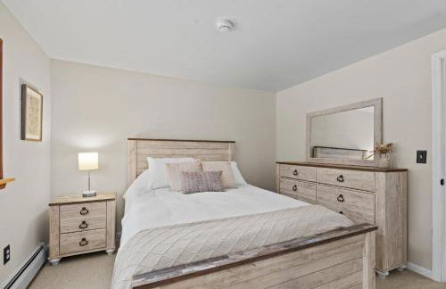 3BR Lake Luzerne Retreat with Game Room & Cozy Fire Pit - Foto 9