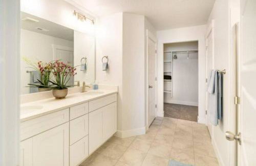 NEW 4-bed 4-bath Stylish House with Mountain View and 2 garages - Foto 18