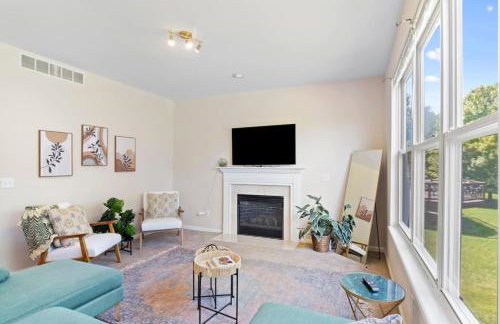 Quiet Suburban Home with Art Deco Flair - Foto 17