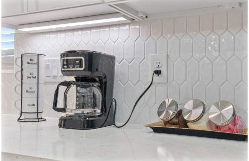 Unwind in Style 4BR2BA Quick Access to Downtown - Foto 10