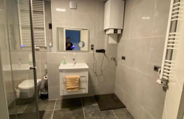 Moderne 2 Zimmer Wohnung Küche und Bad im Zentrum - Photo 9