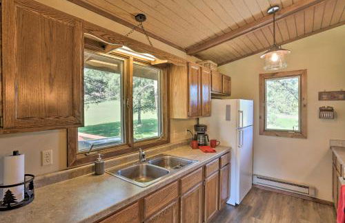 Creekside Rapid City Cabin with Deck on 30 Acres! - Foto 8