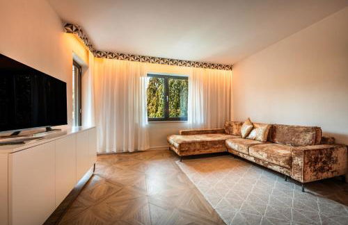 goldfinger + suites - Photo 49