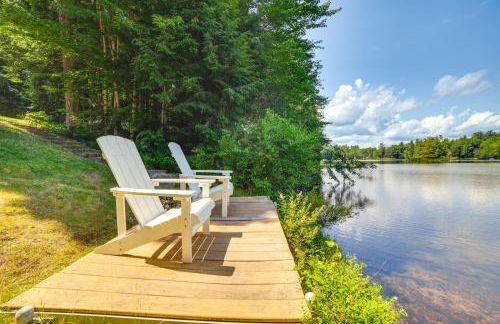 Breathtaking Newbury Cottage with Deck on Chalk Pond - Foto 1