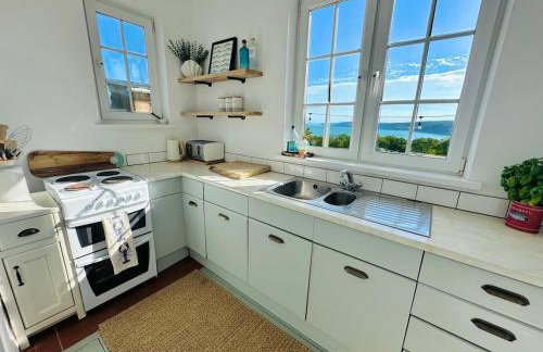 Elegant Coastal Home with Unrivalled Sea Views - Foto 10