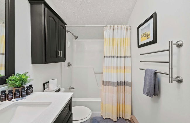 Waterside Haven by Avantstay Lakefront, Hot Tub, Game Room, Fire Pit - Photo 33