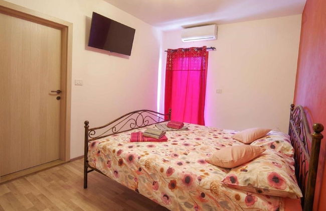 Modern Villa With Swimming Pool and Garden - Photo 6