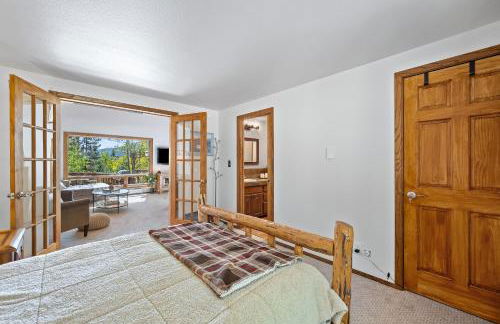 Nestled Inn Vacation Home Rental Evergreen - Trails, Views, Hot Tub, Skiing! - Foto 16
