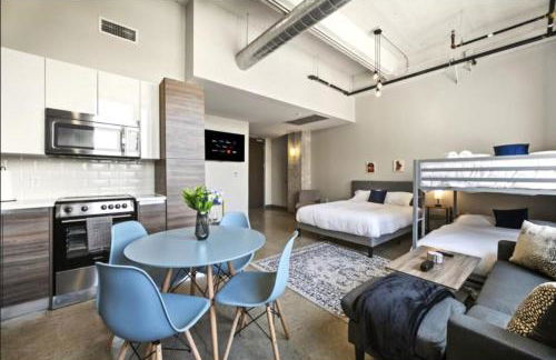 Beautiful Downtown Apartment with Parking, Laundry, & Pool - Photo 1