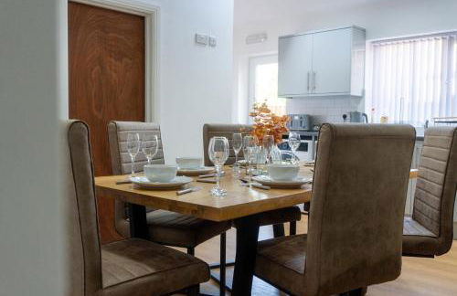 Heartland House, 7 Spacious Bedrooms Sleeps 4 plus, near NEC, JLR,BHX - Foto 12