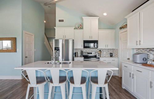 Steps to the Beach | Tiki Bar Fun | Epic Bay Views | Sleeps 8 - Foto 16