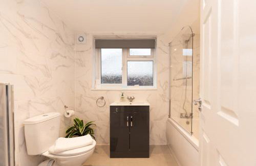 Spacious 4BR Home Walk to Station Parking - Pass the Keys - Foto 38