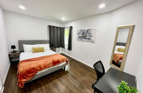 Cozy 3BR Home With Pool, Yard, Garage, and 80 inch TV! - Foto 33