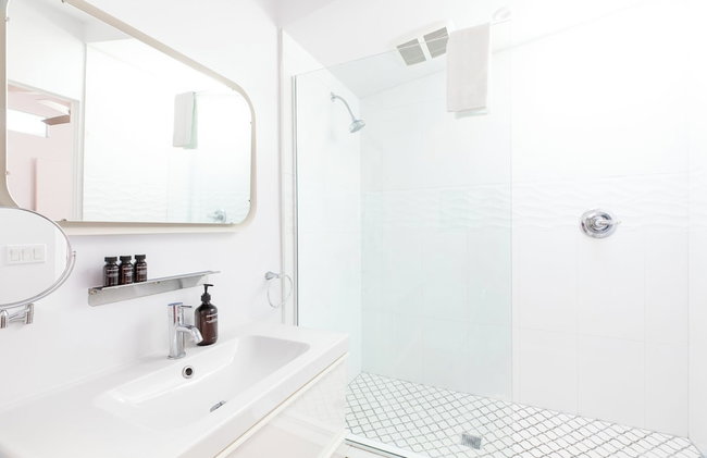 2 Rooms, Sleeps 8 Retro Hotel w/ Pool Wesley King Studio Buyout by Avantstay - Photo 19