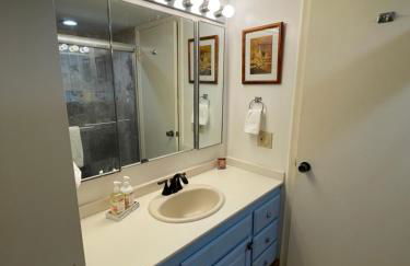 Direct oceanfront Magic Sands beach condo - Pool, AC, 2B2B, sleeps 6 - Foto 18