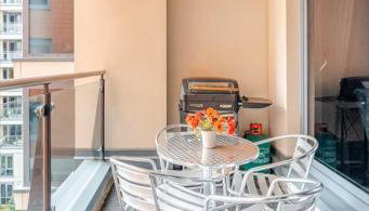 Chelsea Riverfront 2BR & Balcony - Foto 4