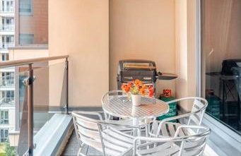 Chelsea Riverfront 2BR & Balcony - Foto 4