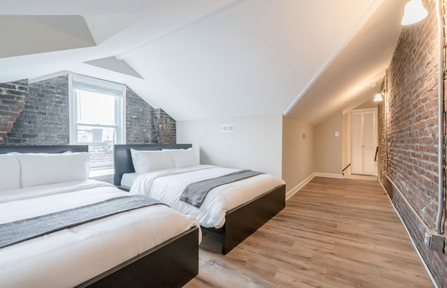 Designer Townhome 2 of 3 Left Side - JZ Vacation Rentals - Photo 4