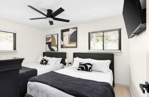 Luxury Zilker Home Pool Hot Tub and 2 Kitchens - Photo 66