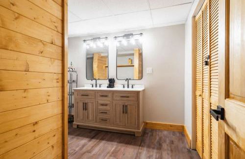 Modern Cabin with Luxury Gym, Firepit + Game Room! - Foto 68