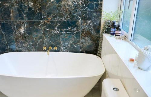 Chic Family Home with Garden Fire Pit & Event Space, Hot Tub - Foto 31