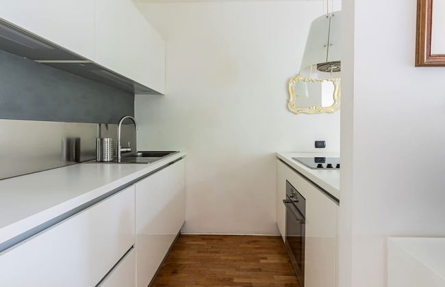 Stylish Apartment With Balcony - Photo 11