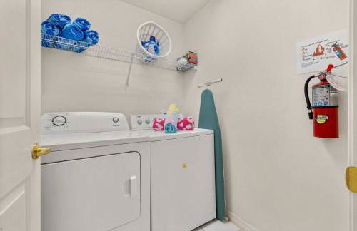 Modern Retreat Pool and Game Room - Foto 42