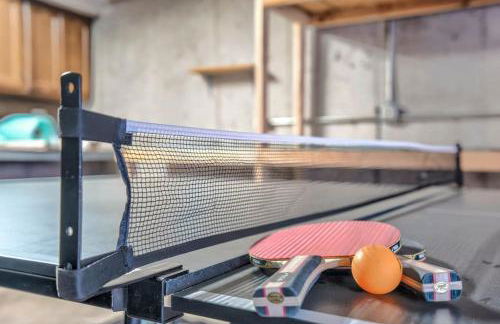 Chic chalet w/ hot tub, ping-pong, arcade bball - Foto 2