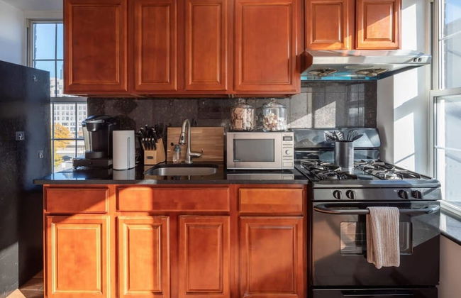 Stairway 3BR Apt w W D Ideal for Groups - Foto 2