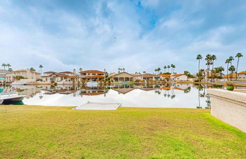 Lake view desert stay with pool, patio, grill, & smart TVs - snowbird-friendly - Foto 20