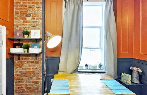 AdeamStays provides Beautiful centrally located 1 and 2 bed apartments on Liverpools Boulevard - Foto 37